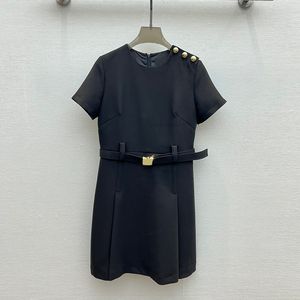 Robe d'été noire avec ceinture à la taille, couleur unie, manches courtes, col rond, boutons, longueur aux genoux, robes décontractées, S3S01M093, été 2023
