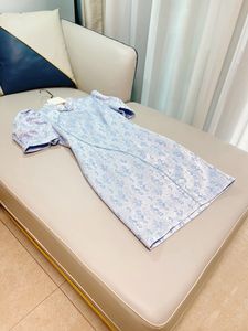 2023 Summer Blue Floral Imprimé Jacquard Cheongsam robe à manches courtes Colliers de support en rabat décontracté courts J3L126449