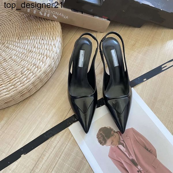2023 Zapatos de vestir de marca de verano Mujeres Bombas triangulares Sandalias de tacón medio Sandalias Diseñadores Zapatos de verano Tacones de 7 cm Sandalias de cuero astilla hebilla de metal tacones altos
