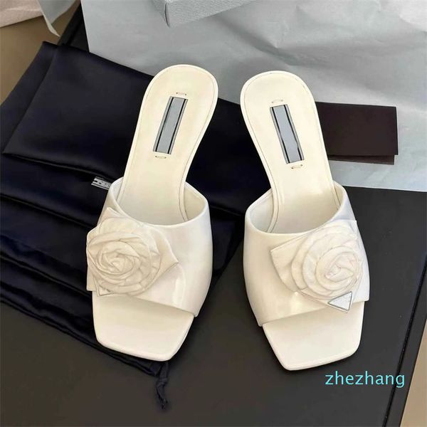 Sandalias de cuero cepillado de verano 2023, zapatos blancos y negros para mujer, zapatillas de mujer con tacón de flor rosa, letras de Metal, Logo, zapatillas para caminar, EU35-43