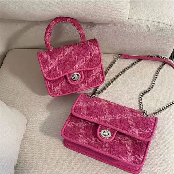 2023 été Designer sac à bandoulière belle rose Tweed sac à main Mini chaîne tissé tricot en détresse couleur bonbon diamant treillis petit rabat sac deux tailles