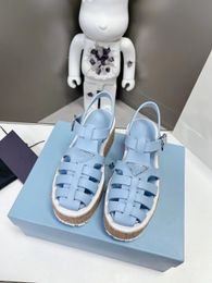 2023 Été Designer Femmes Sandales de luxe Plates-formes Chaussures romaines Creux Semelle épaisse Sandales à talons hauts Coin antidérapant Confortable Prix Discount Livraison gratuite