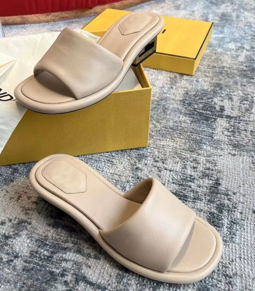 2023 Moda de verano F-Baguette Sandalias de banda ancha Zapatos Nappa Cuero Nudio Nudio Blanco Tobogán Tisos escultóricos Lady Sandalias Elegante Slip de caminata en zapatillas