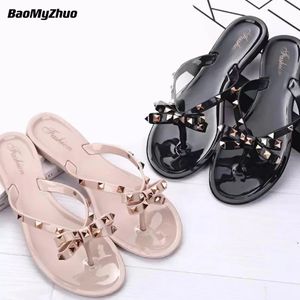 2023 Sandales de glissière d'été Sandales Crystal Bling Beach Slippers Casual Chores For Women Light Heals Platform 240327