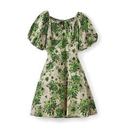 2023 Verano Verde Vestido estampado floral Manga corta Cuello en V Hasta la rodilla Vestidos casuales W3L0406311