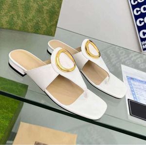 2023 zomer luxe sandalen ontwerper vrouwen slippers slipper echte lederen glijbanen metalen ketting dames casual schoenen