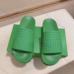Designer dames heren sandalen Zomer Nieuwe Casual Gestreepte geruite vierkante Dikke Dot Modetrend Veelzijdige Paar Slippers Strandschoenen rubberen Slider slippers