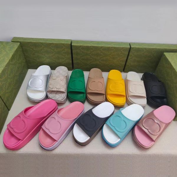 2023 Summer Nuevo diseñador grueso Sole y mujeres Medas Sport Sport Style Rainbow Plataforma Slippers Borded Lona bordada Sandalias de goma casual con caja