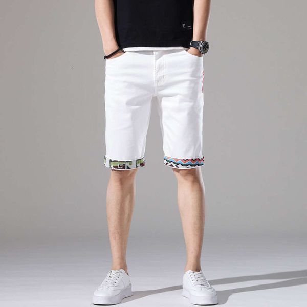 NOVEDAD DE VERANO 2023, pantalones cortos de mezclilla blancos perforados bordados para hombres, Capris de cintura media de moda de Edición coreana para hombres