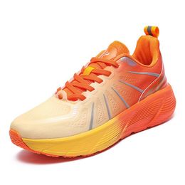 2023 Summer Nuevo diseñador de moda Marathon Running Zape Pareja de amortiguación elástica suave, anti -slip y zapatos deportivos duraderos para hombres.