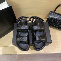2023 Été Nouvelles sandales Velcro à fond plat pour femmes Petit vent parfumé Baita Mode Loisirs Confortables Chaussures de plage à bout ouvert Tendance