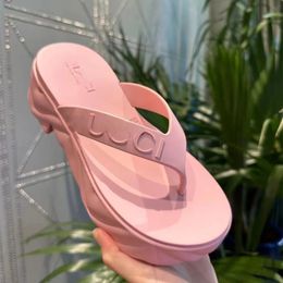 2023 Zomer Nieuwe Slippers Dikke Zolen Antislip Jelly Klem Voet Dragen Slippers Strand Schoenen Vrouwen