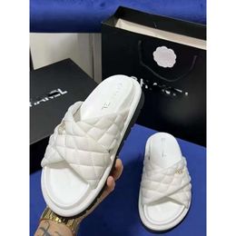 2023 Verano Nuevo Pequeño Estilo Fragante Zapatillas De Una Palabra Suela Gruesa Tejido De Lujo Internet Moda Roja Zapatillas De Cuatro Estaciones Para Ropa Exterior De Mujer