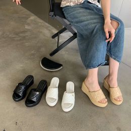 2023 été nouvelles sandales d'extérieur à semelle épaisse pour femmes grille de diamant semelle épaisse une ligne pantoufles de plage à la mode pantoufles en cuir Matsuke