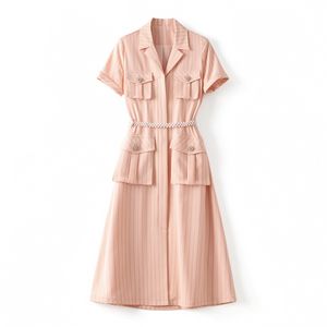 2023 Zomer roze gestreepte print taille riem met randen met korte mouwen V-hals knoppen Knale lengte Casual jurken W3L043310