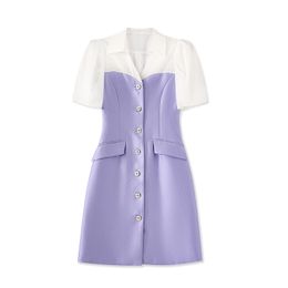 2023 été violetcontraste couleur lambrissé robe à manches courtes col en v boutons genou longueur robes décontractées W3L043705
