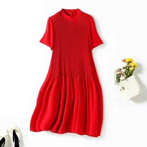 2023 été rouge couleur unie plissée robe en soie à manches courtes col montant genou longueur robes décontractées C3A254028