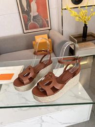 2024 modeontwerper sandalen vrouwen dikke zool helling hak gras gebreide sandalen antiklip en slijtvaste grote zool hoge hakschoenen 35-42 met doos