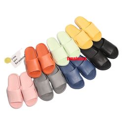 2023 Zapatillas de verano Moda Casa Interior Exterior Casa Zapatilla para hombres Mujeres Goma EVA Diapositivas planas Arena blanca negra Sandalias ligeras Zapatos de playa