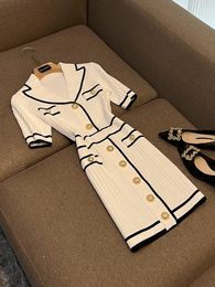 2024 Verano Blanco / Negro Contraste Color Vestido de punto con paneles Manga corta Botones de solapa con muescas Vestidos casuales de un solo pecho O3L011803