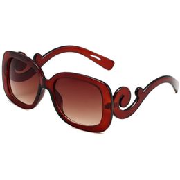 2023 Lunettes de soleil pour femmes Lunettes de mode populaires Goggle Designer Protection UV Cat Eye Frame Top lunettes de soleil surdimensionnées Venez avec le paquet