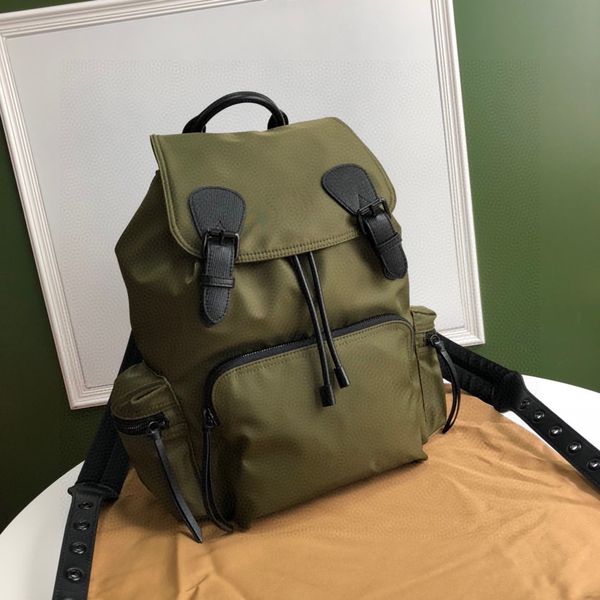 2023 La nueva mochila universal para hombre, de alta calidad, para el desfile de moda, accesorio principal, estilo, correa para el hombro ligera e impermeable con acolchado cómodo