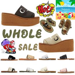 2024 Sandalias de diseñador Mujeres Sandalias leñanas Mulas planas Slistas de verano Sliders al aire libre Plataforma Tobogán Negro Multicolor Lady Beach Sandal Sandal 35-42