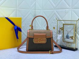 2023 Top luxe et cuir de designer de haute qualité pour femmes associé à une poignée élégante et un sac à bandoulière amovible provenant de l'étui rigide classique de la marque
