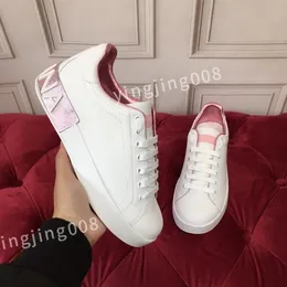 2023 Top Luxurys Designer Sneakers Calfskin Casual Chaussures Hommes Femmes Baskets réfléchissantes Chaussure de plate-forme pour hommes Blanc Femmes Baskets en cuir HC210804 Taille35-45