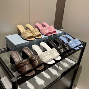 2023 Lujos de alta calidad Diseñador Clásicos Mujeres Zapatilla Sandalias de moda Diapositivas Verano Sexy Cuero real Damas Plataforma de playa Tacón alto