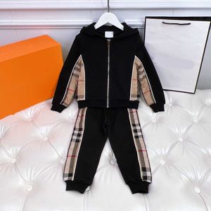 2023 Survêtements Vêtements pour bébés Costumes d'automne pour fille Taille 110-160 CM 2pcs Veste à capuche à carreaux et pantalon patchwork Sep05