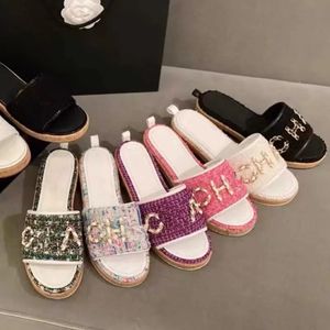 2023 Tweed House Pantoufles Slide Straw Woven Sandals Chaussures Femmes Slip On Wedge Flats Fashion Beach Mule L Tongs Casual Chaussures Plate-forme Chaîne Caoutchouc Curseur