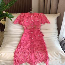 2023 Tweede stuk jurk Nieuwe Summer Runway Rose Red Lace Two Piece Set Outfits Women Hollow Out Pocket Shirt Top Belt Pearls Single BR260V