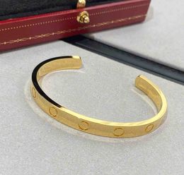 2023 V goud materiaal Luxe kwaliteit Charm geopende armband met rond ontwerp in drie kleuren verguld met stempeldoos PS4499A