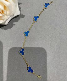 2023 V matériel d'or Charme de qualité de luxe 5pcs bracelet pendentif fleurs avec bleu en couleur plaqué or ont le timbre de la boîte PS7474B