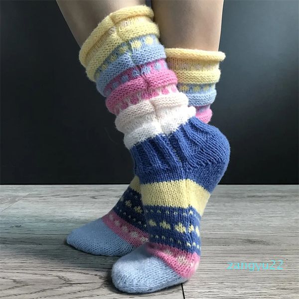 2023 Différents styles de dessins animés de Noël tricotés chaussettes de chaleur personnalisées chaussettes de sol à la maison chaussettes en laine à manches moyennes pour hommes et femmes