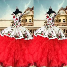 2023 robes de Quinceanera brodées Vintage robe de bal hors de l'épaule volants organza Satin doux 16 filles bal Pageant Dress334u