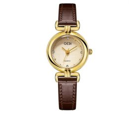 2023 Vintage stijl, hoog uiterlijk, licht en dun plaatje, oppervlak met stoffen patroon, modieuze gouden schelpriem voor dames, quartz studentenhorloge