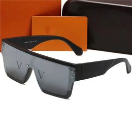 2023 Groothandel modeontwerper Zonnebril voor mannen Luxe PC -frame Zonneglazen klassieke Adumbral bral bral eyewear accessoires lunettes de soleil met doos