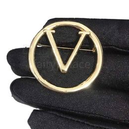 2023 Vente en gros Hommes Femmes Designer Broche Costumes De Mode Broches Femme Robe Accessoire Or Diamant Perle Broche Lettre De Luxe Bijoux Broches Breastpin