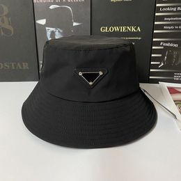 2023 Sombreros de ala ancha Diseñador Sombrero de cubo Breve para mujeres Gorra deshilachada Popular Ocho colores para elegir entre el cinturón de moda