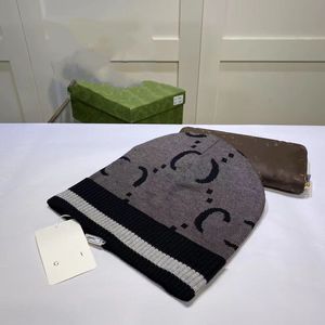 2023 Designer d'hiver Bonnet de luxe Bonnet tricoté chaud Protecteur d'oreille Chapeau tricoté polyvalent polyvalent Lettres d'impression de haute qualité pour hommes et femmes