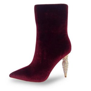 2023 Winter Fashion Golden Velvet Boots Wedding Valentijnsschoenen Nieuwe luxe rode bodem Zwarte bruid Stiletto Designer Lipstick Heel Damespompen Geest teen Strange