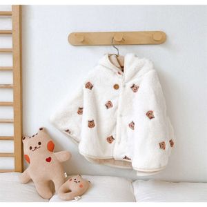 2023 Hiver Hooded Cloak Girl Mabinet Infant tenue Tentille Coral Veet Corals pour les vêtements pour bébé brodés nouveau-nés