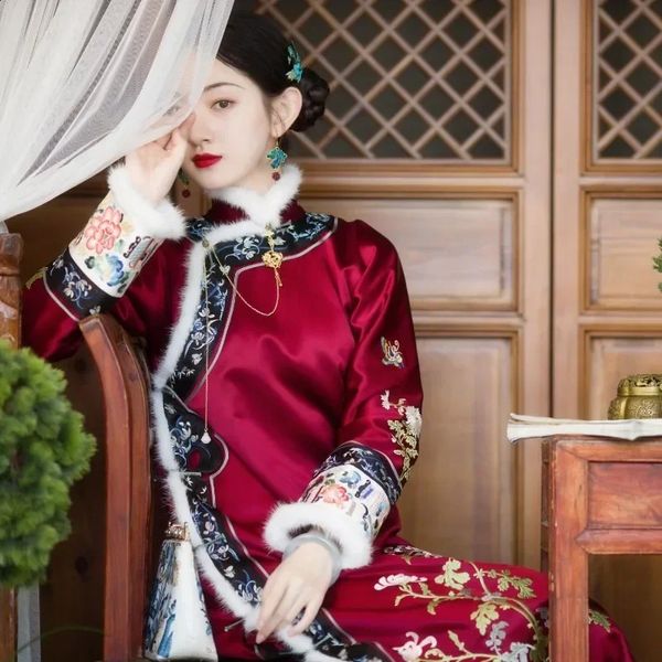 2023 Hiver Dynastie Qing Vintage Vin Rouge Col Montant Fleurs Imprimé Épais Longue Robe Cheongsam Ancienne Robe De Soirée De Banquet 240131