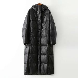 Abrigo largo holgado de piel de oveja con capucha para mujer, plumón de ganso negro y dorado, invierno 2023