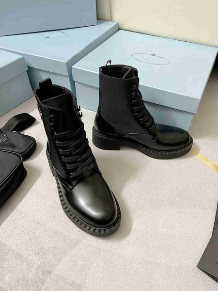 2023 Femme Mode Chaussures en cuir et bottillons en tissu de nylon Femmes Bottes Cheville Biker Australie Plate-forme Talons Baskets d'hiver avec boîte