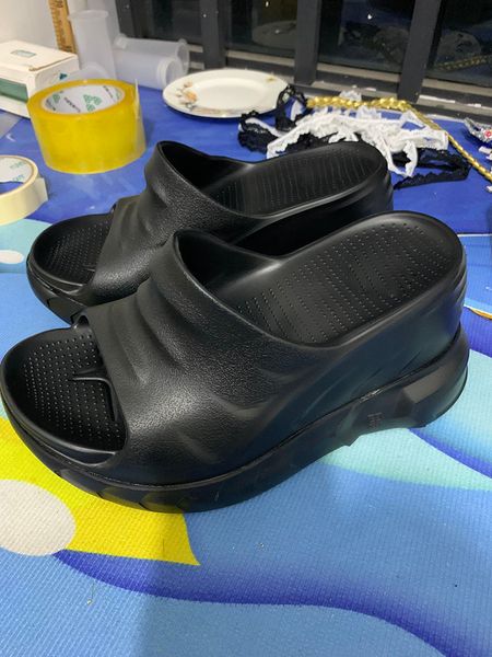 2024 Moda de mujer Pisos de fondo grueso Sandalias Niñas Vacaciones de verano Playa Chanclas suaves Diapositivas Bombas altas casuales 9 cm Zapatos inferiores Negro Blanco Tamaño 34-41 Negro Sin caja # A076