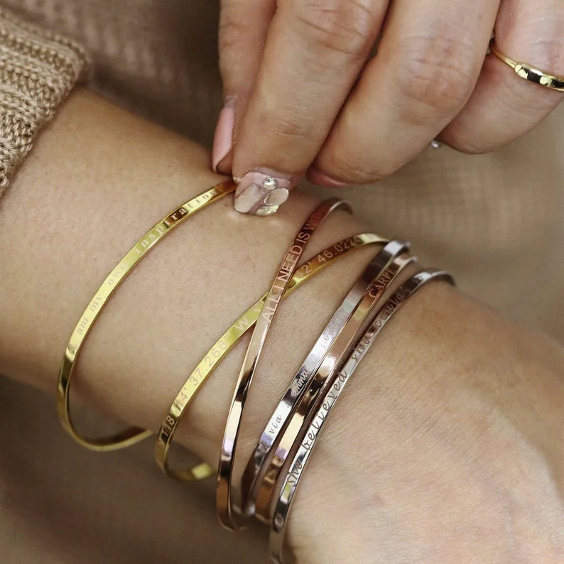 2023 Donne classiche braccialetti ispiratori regali personalizzati per il suo bracciale mantra inciso di gioielli da sposa di compleanno corona
