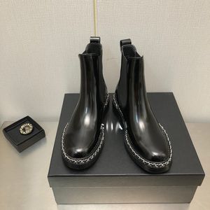 2023 Bottes de designer pour femmes Martin Desert Boot Flamingos Love Arrow Médaille en cuir véritable Chaussures d'hiver antidérapantes taille 35 à 40 -E019